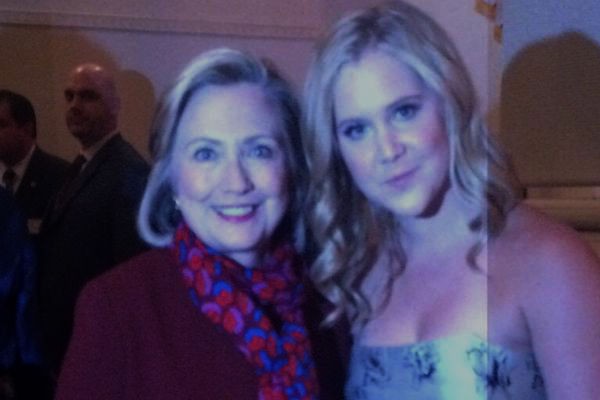 Hillary Clinton foi convidada por Amy Schumer para assistir ao MTV Movie Awards (Foto: Reprodução Twitter)