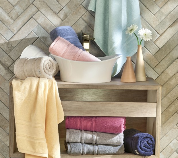 Manter as cores vivas e a maciez das toalhas de banho exige uma série de cuidados. Na foto, peças da linha Eternity, da Artex. (Foto: Artex/Divulgação)