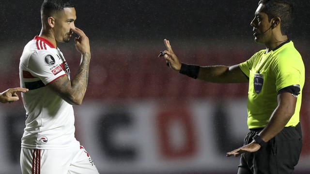 Luciano reclama com a arbitragem no Morumbi