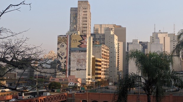 Edifício Prestes Maia viso da Pinacoteca, na região central de São Paulo (Foto: Tetizeraz / Wikimedia Commons)