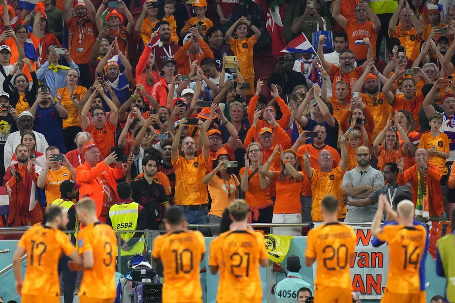 Jogadores da Holanda comemoram vitória contra o Senegal com torcedores