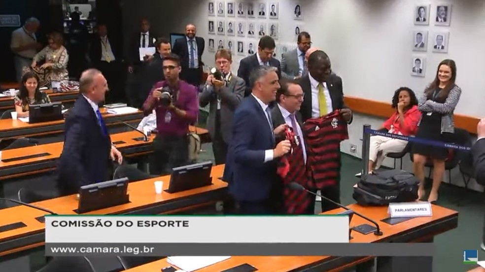 Representante do Flamengo presenteia deputados â€” Foto: ReproduÃ§Ã£o