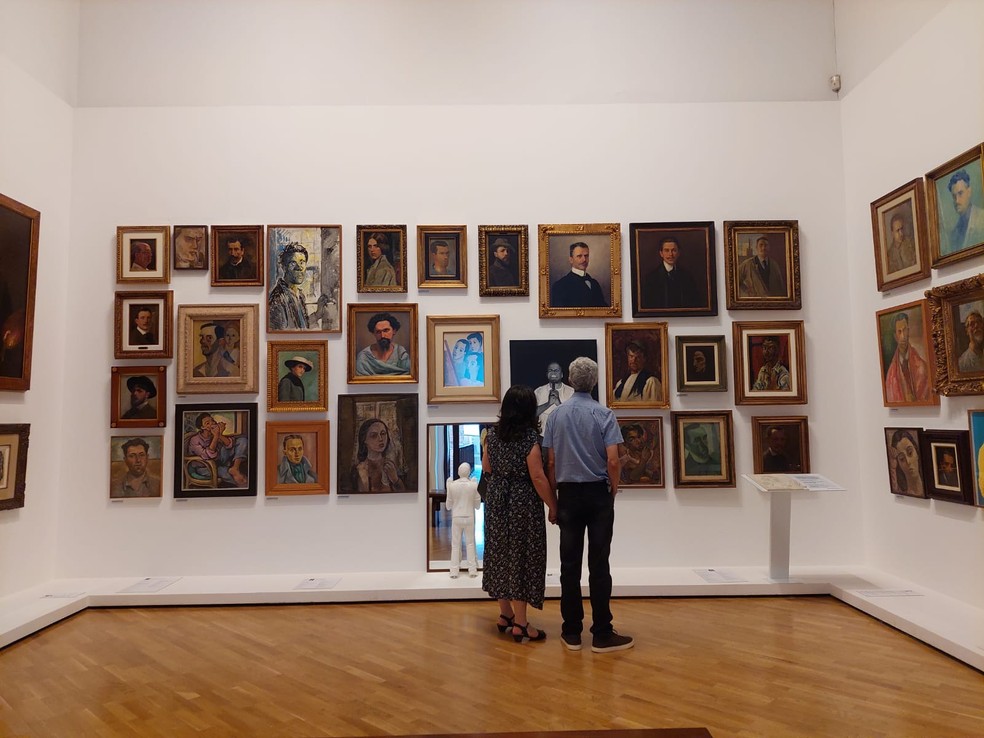 Visitantes do museu observam obras em exposição na Pinacoteca do Estado de São Paulo, na região da Luz, Centro da capital — Foto: Cíntia Acayaba/g1