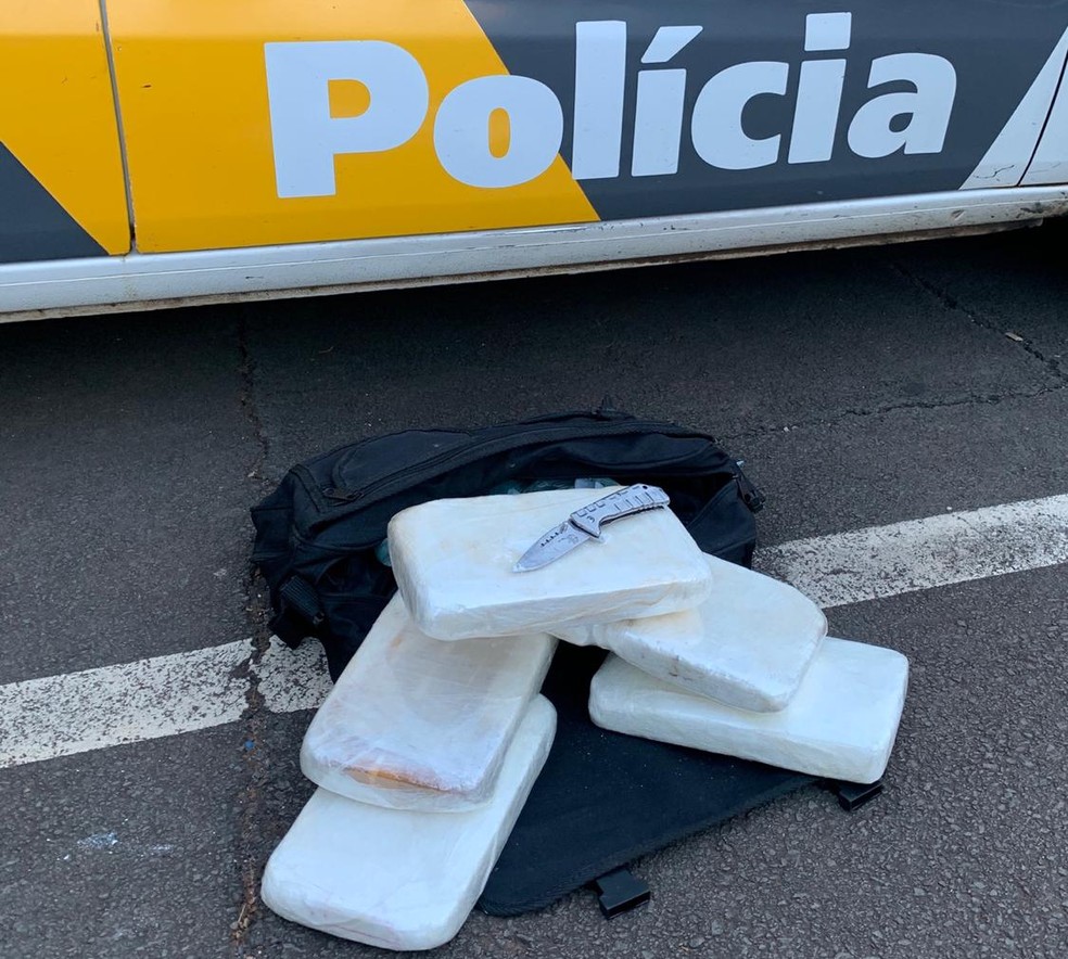 Mulher &eacute; preso com mais de cinco quilos de coca&iacute;na em rodovia de Sarapu&iacute; &mdash; Foto: Pol&iacute;cia Militar rodovi&aacute;ria/Divulga&ccedil;&atilde;o