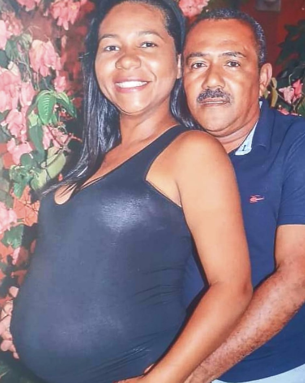 Rafaela e o marido Erisvaldo à espera do primeiro filho do casal na Bahia — Foto: Tiago Bottino/Itapetinga Agora