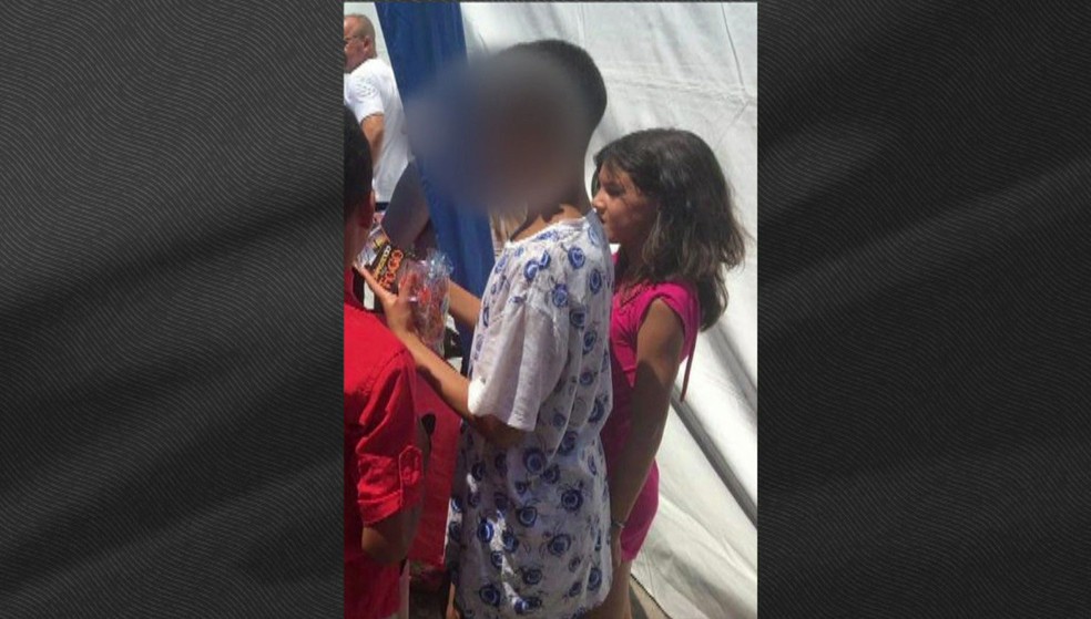 Nova foto mostra Raíssa com adolescente de 12 anos na fila do pula pula no CEU Anhanguera — Foto: TV Globo/Reprodução
