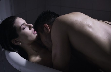 No capítulo 29, Angel e Cristiano voltam a se encontrar e fazem sexo em uma banheira no minuto 4 Reprodução