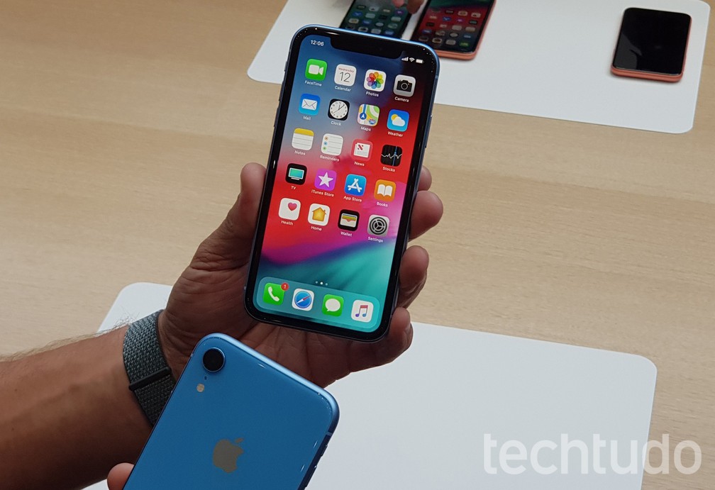 O colorido iPhone XR tem tela mais modesta — Foto: Thássius Veloso/TechTudo