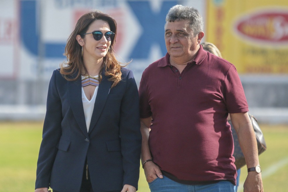D�rio Leit�o, presidente do Esporte de Patos, ao lado de Michelle Ramalho, presidenta da FPF � Foto: Raniery Soares/Para�ba Press/FPF