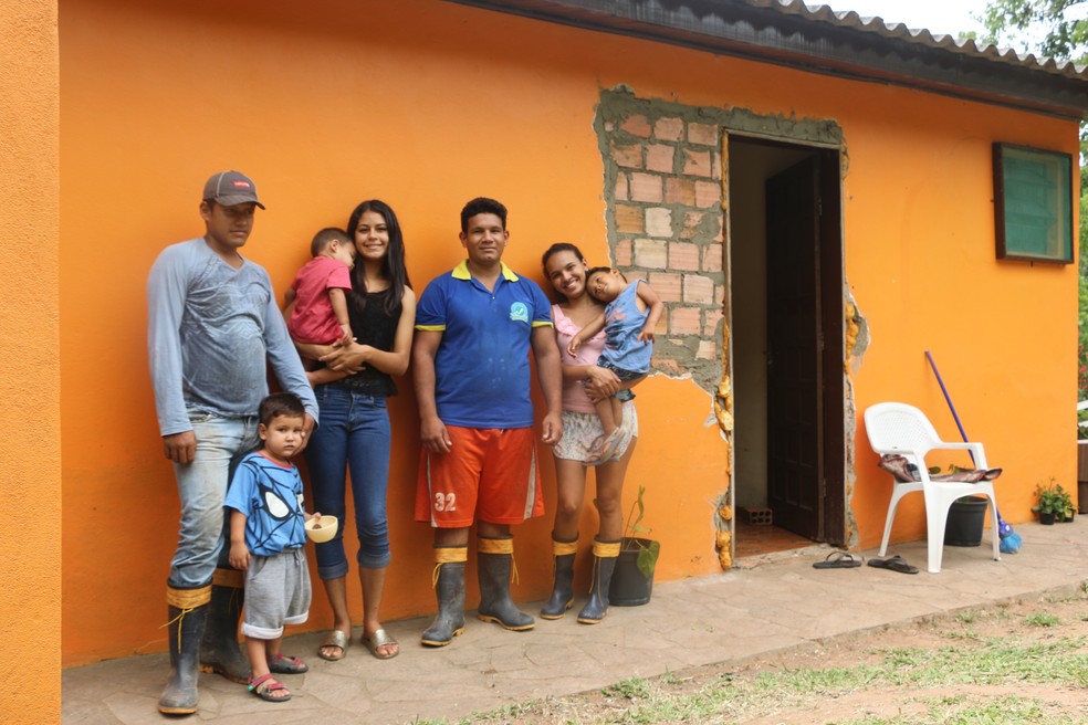 FamÃ­lia reunida em frente Ã  casa onde dorme Kimberly, o marido e o filho, na fazenda, em GravataÃ­  â€” Foto: Joyce Heurich/G1