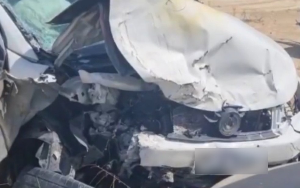 Os dois carros ficaram completamente destruídos após o acidente e a parte frontal de um deles é irreconhecível — Foto: Reprodução TV Santa Cruz