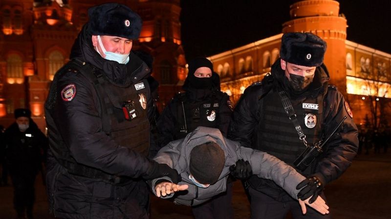Um homem é detido por policiais durante um protesto em Moscou contra a invasão da Ucrânia pela Rússia (Foto: Getty Images via BBC News)