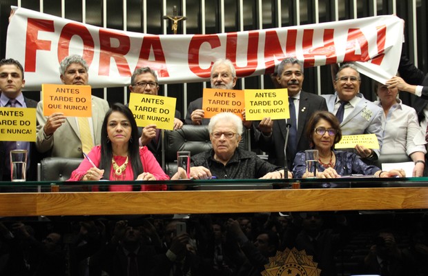 Bancada do PSOL, com Luiza Erundina à frente, comemora afastamento de Eduardo Cunha da Câmara dos Deputados. (Foto: PSOL/Fotos Pùblicas)