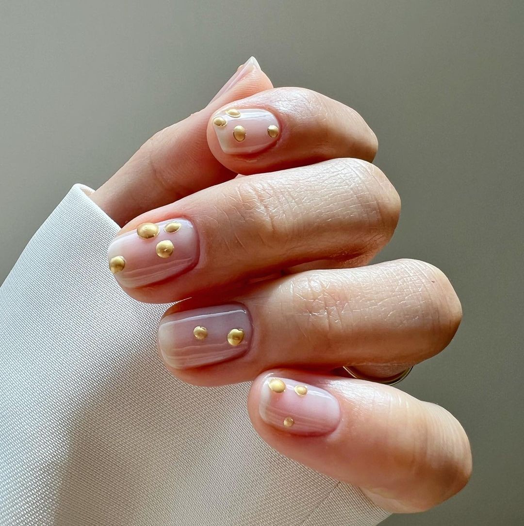 Nail art para noivas: pontos de brilho (Foto: Reprodução/Instagram @betina_goldstein)