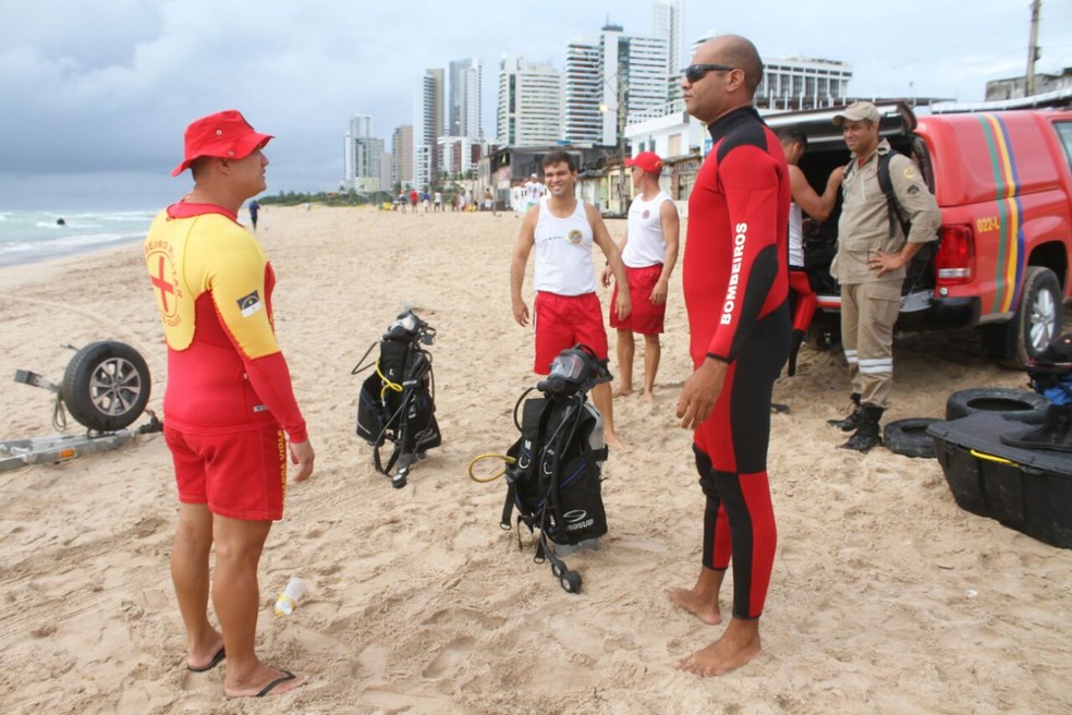 Bombeiros mergulhadores se preparam para entrar no mar em busca da fuselagem do Globocop que caiu no Recife, nesta terça-feira (23) (Foto: Aldo Carneiro/Pernambuco Press)