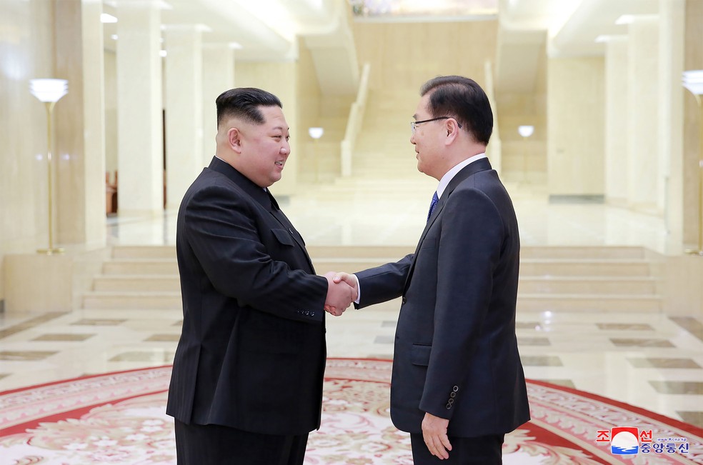 Foto de 5 de março de 2018 mostra encontro do líder norte-coreano Kim Jong-um (esq.) com o chefe da delegação sul-coreana Chung Eui-yong durante reunião conjunta (Foto: STR/KCNA via KNS/AFP)