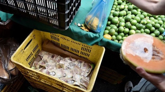 BBC - A hiperinflação faz com que o bolívar perca valor constantemente (Foto: Getty Images via BBC News)