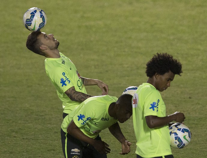 Lucas Lima e Willian treino Brasil Fortaleza (Foto: Leo Correa / MoWA Sports)