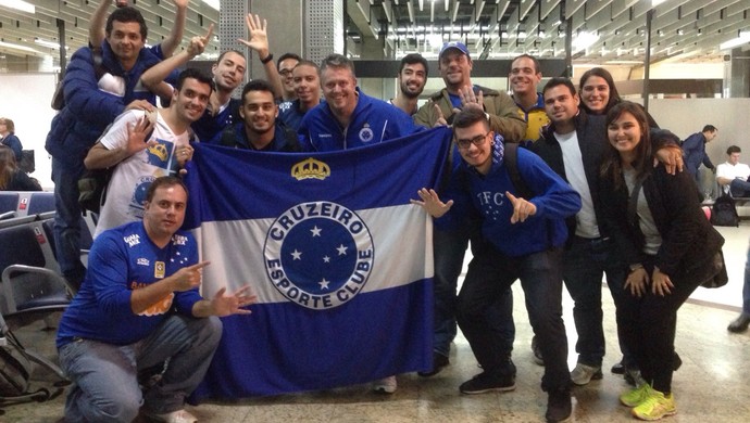 A caminho da Argentina, cruzeirenses festejam no Aeroporto de Guarulhos