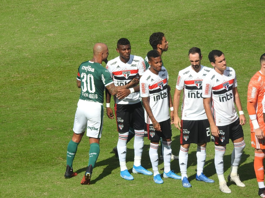 Felipe Melo, do Palmeiras, cumprimenta Arboleda, do São Paulo — Foto: Felipe Zito