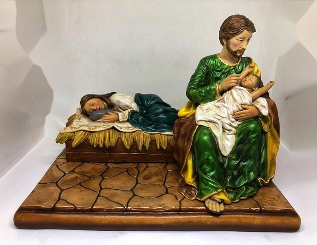 No presépio, Maria descansa enquanto José cuida do Menino Jesus (Foto: Reprodução Facebook)