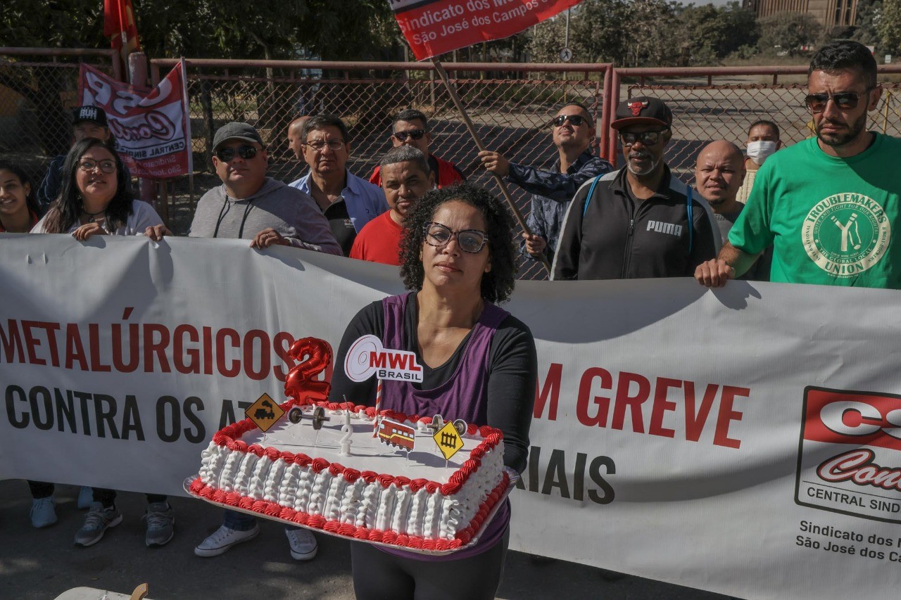 Em greve, funcionários fazem 'mêsversário' para protestar contra atraso de salários na MWL