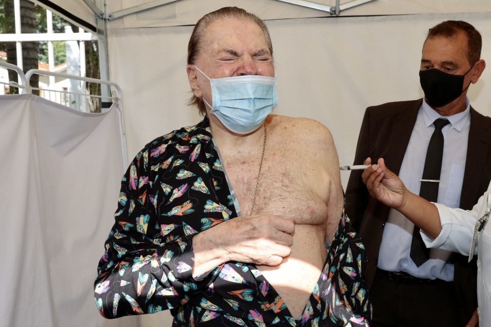 Silvio Santos toma segunda dose de vacina (Foto: Manuela Scarpa/Brazil News)
