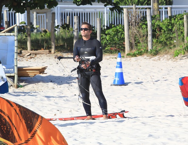 Claudio Heinrich pratica kitesurf na praia da Barra da Tijuca (Foto: Fabricio Silva/AgNews)