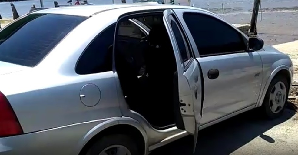 Carro utilizado na fuga foi deixado às margens do Canal de Bertioga, SP — Foto: Reprodução
