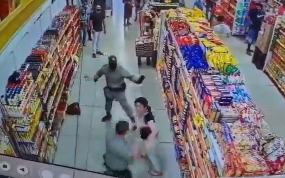 Câmera de segurança registra policiais abordando mulher que estava sem máscara em supermercado de Cidade Ocidental, Goiás — Foto: Reprodução/TV Anhanguera