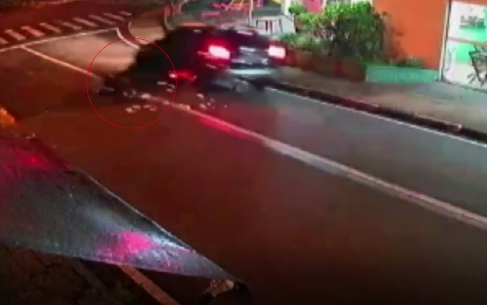 Vídeo mostra entregador em moto sendo atropelado por carro em cruzamento de Franca, SP