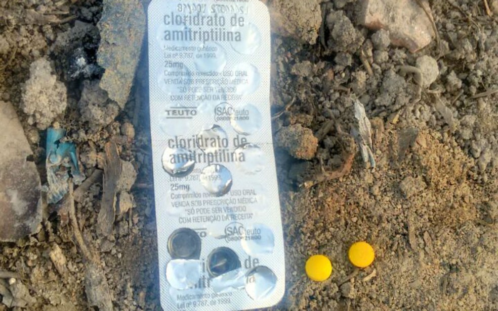 Medicação foi encontrada pelas crianças na frente da casa do vizinho (Foto: Taísa Moura/TV Santa Cruz)