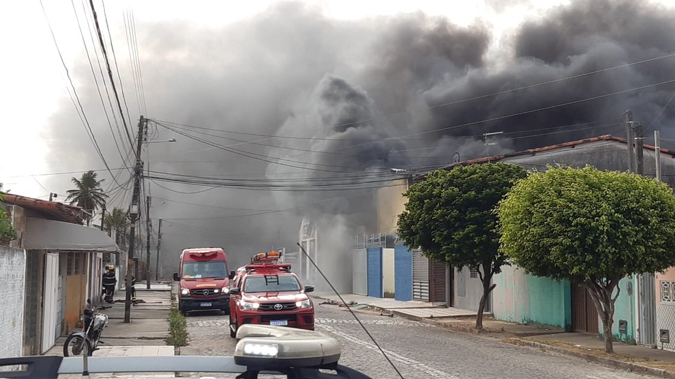 Fogos explodiram e fumaça tomou conta do bairro — Foto: Sérgio Henrique Santos/Inter TV Cabugi