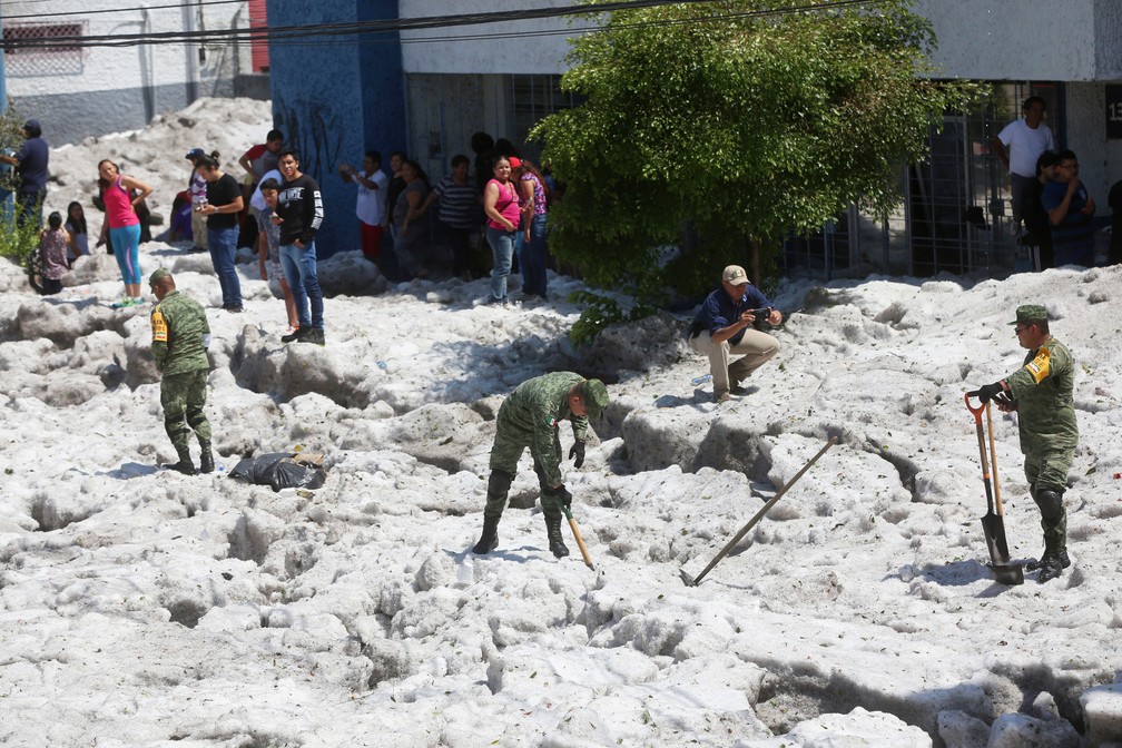 Cidade de Guadalajara, no México, foi atingida por uma tempestade de granizo, em pleno verão, neste domingo (30).  — Foto: Fernando Carranza/Reuters