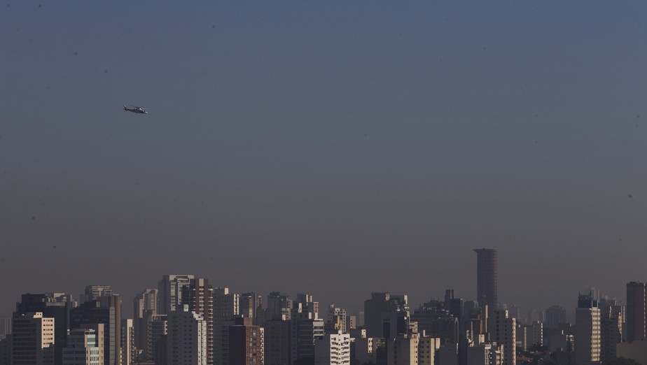 Mancha de poluição de material particulado no horizonte de São Paulo