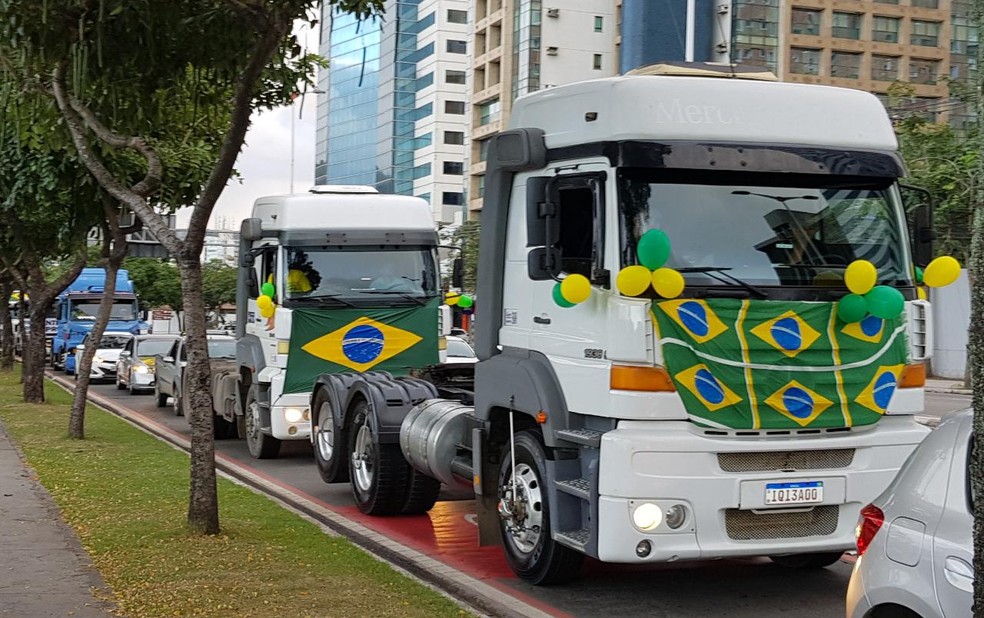VITÓRIA, 16h: caminhoneiros fazem buzinaço em protesto a favor de Jair Bolsonaro — Foto: Paulo Roberto Santos/ TV Gazeta