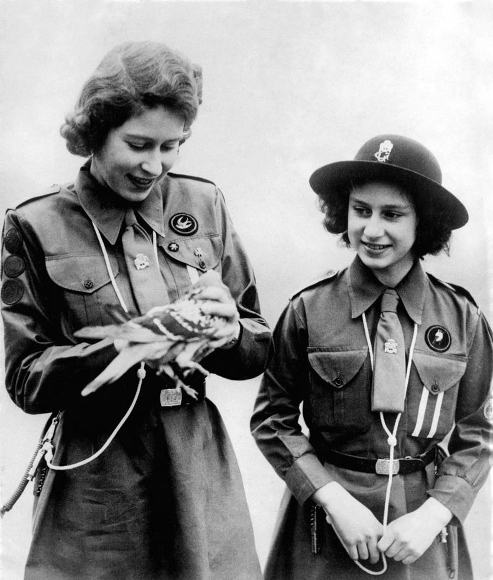 A rainha Elizabeth 2ª, quando ainda era princesa, mostrando à irmã Margaret um dos pombos-correios — Foto: Getty Images via BBC