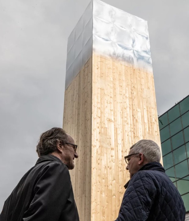 Torre caleidoscópica encanta visitantes na semana de design de Milão (Foto: Divulgação)