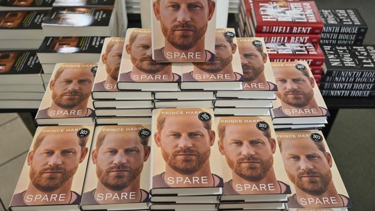 Livro do Príncipe Harry é fenômeno de vendas; veja os números nos EUA e no Brasil