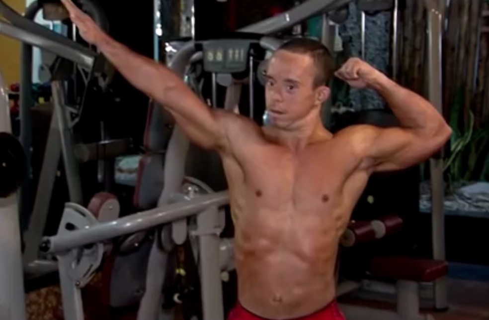Tiago Ã© o Ãºnico fisiculturista com down que se tem registro no paÃ­s â Foto: ReproduÃ§Ã£o/TV Santa Cruz