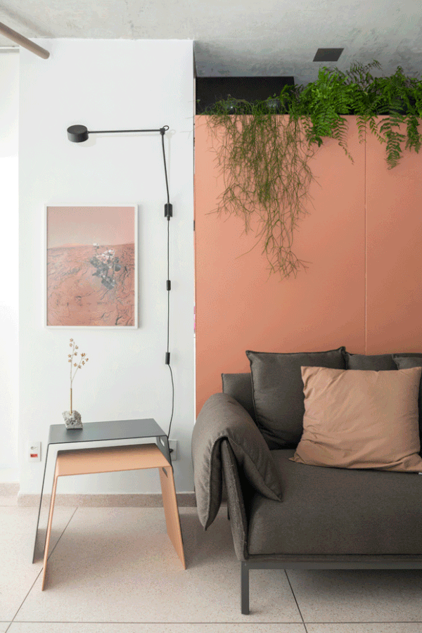 Soluções criativas e tons de rosa e cinza em 72 m² (Foto: CRIS FARHAT)
