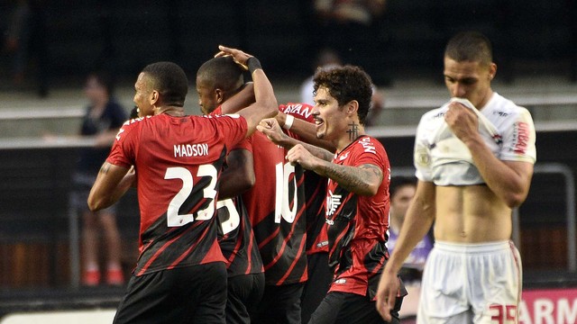 Jogadores do Athletico comemoram o gol da vitória