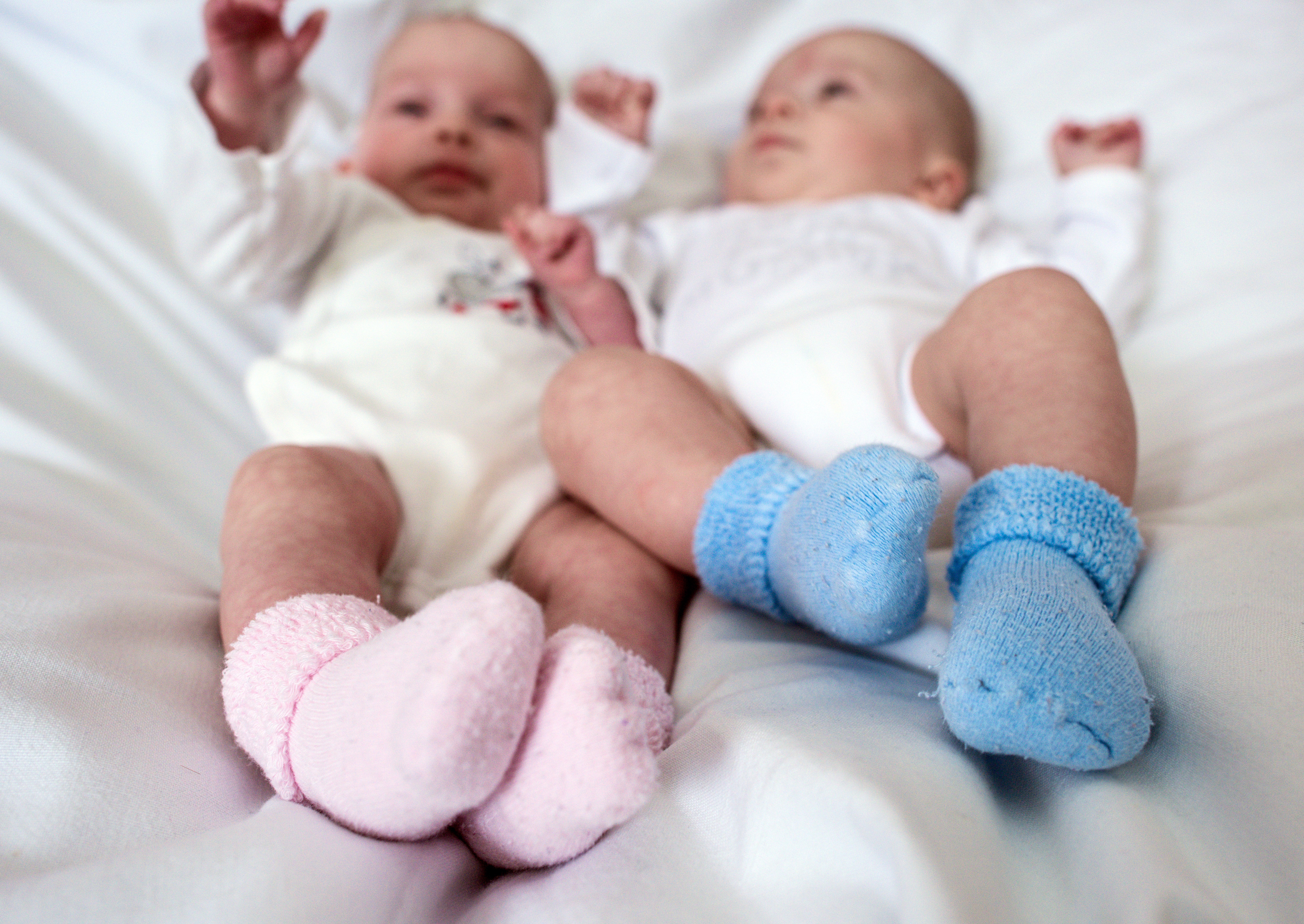 Imagem ilustrativa de bebês gêmeos em uma maternidade (Foto: Getty Images)