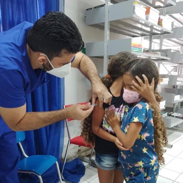 Gêmeas de 7 anos se abraçam para receber vacina contra Covid no Piauí; 'estavam muito ansiosas', diz mãe 