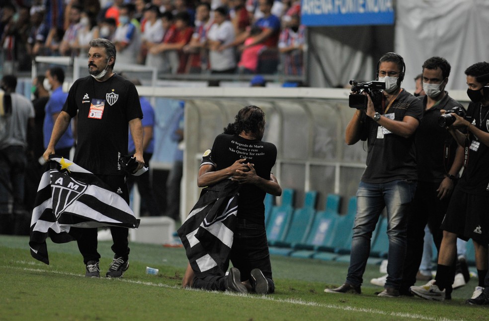 Cuca se ajoelha no gramado e comemora título do Atlético-MG — Foto: Jhony Pinho/AGIF