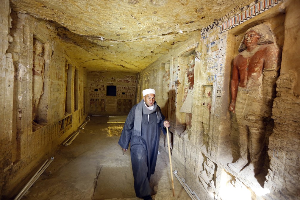 Mustafa Abdo, chefe dos trabalhadores de escavação, caminha em um túmulo recentemente descoberto da Purificação Real do Sacerdote durante o reinado do Rei Nefer Ir-Ka-Re, chamado "Wahtye". — Foto: AP Photo/Amr Nabil