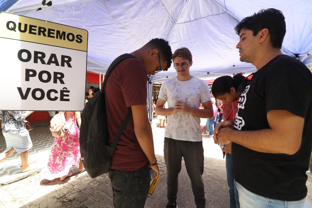 Enem 2022 - Recife - domingo (13): candidatos fazem orações antes do primeiro dia de provas — Foto: Marlon Costa/Pernambuco Press