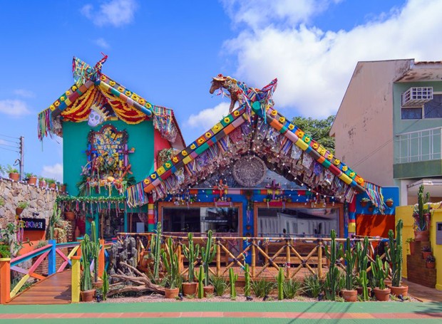 Fachada do Coronas, com muitas cores, cactos e elementos que remetem à cultura mexicana. Detalhe para o cavalo de madeira no telhado, que representa a festa da independência (Foto: Marcos Vollkopf/Divulgação)