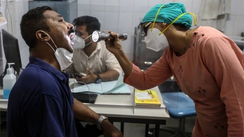 BCC A doença não é transmitida entre pessoas, mas pode ser adquirida através do ambiente em que estiver presente (Foto: EPA via BBC Brasil)
