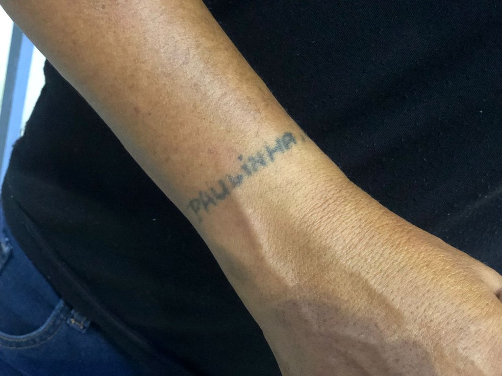 Fã  Nailson Santos faz tatuagem com nome de Paulinha — Foto: Leonardo Barreto/ g1